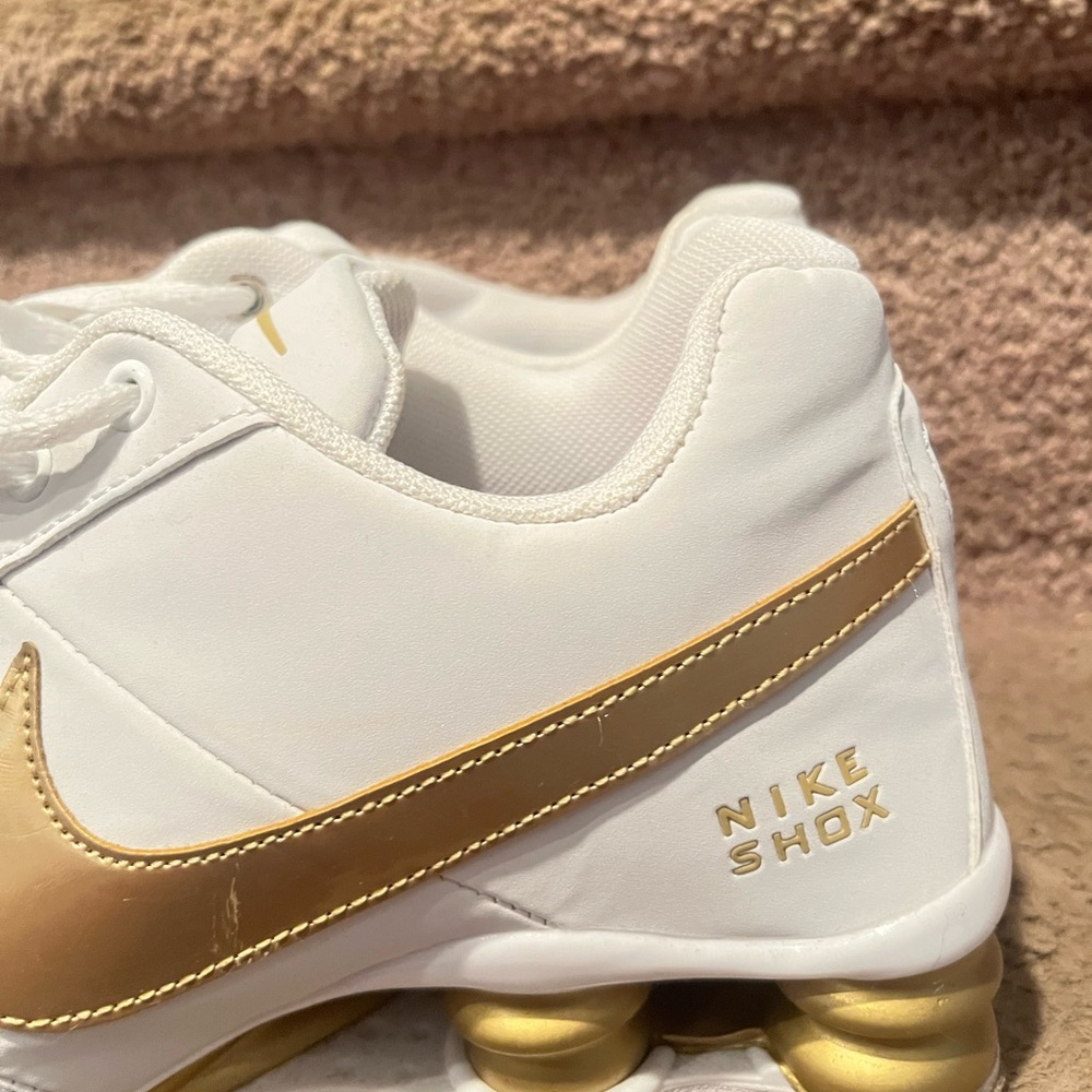 Beautiful & stylish Nike Shox White and Gold Sneakers size 9.5. 👟👟👟